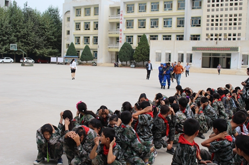 和田地区地震局在实验中学开展防震减灾科普知识讲座并进行地震应急